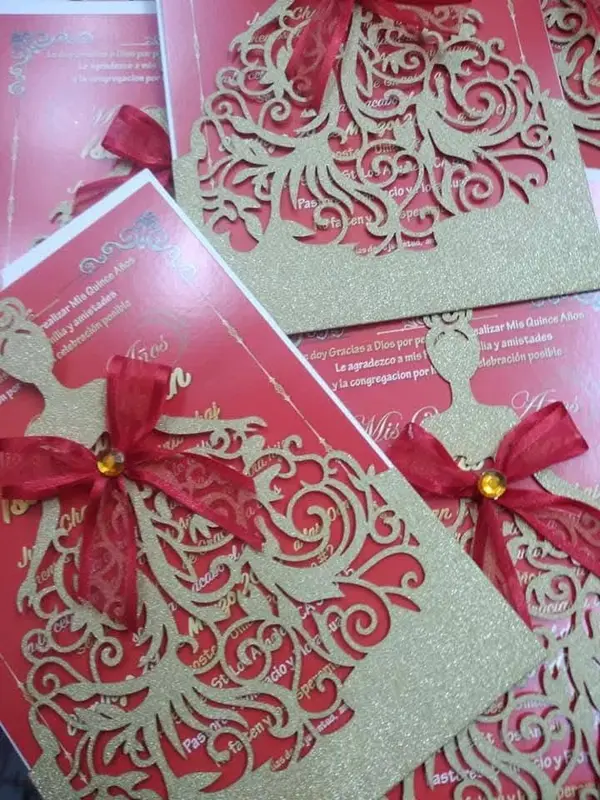 Invitaciones de quinceañera en rojo y dorado cortadas a láser