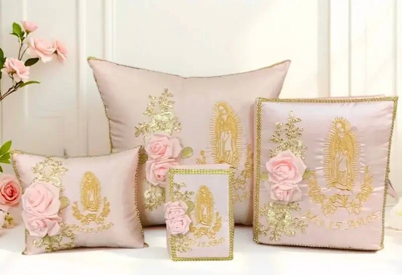 Juego de cojines rosa y dorado con la Virgen de Guadalupe
