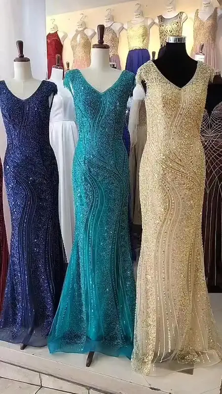Percheros con vestidos de gala en la boutique